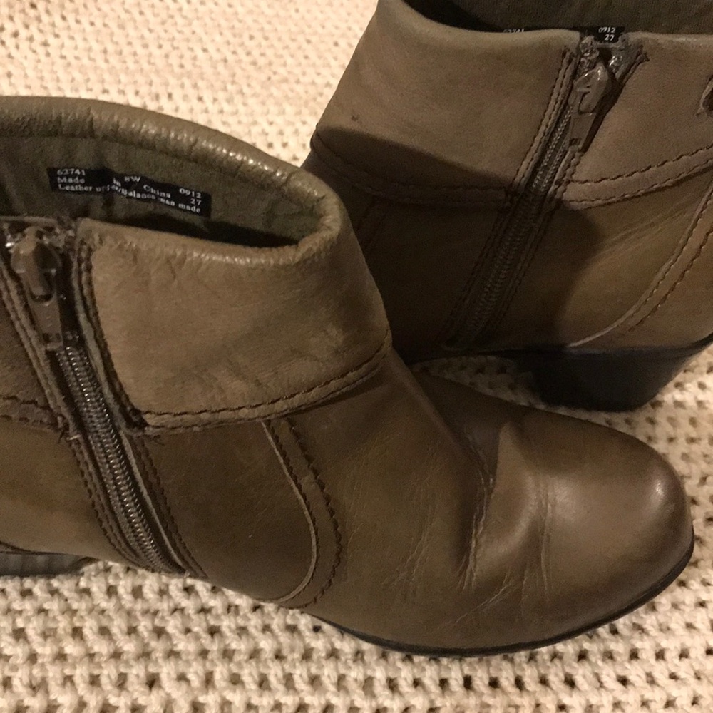 Boots - Picture 3 of 4